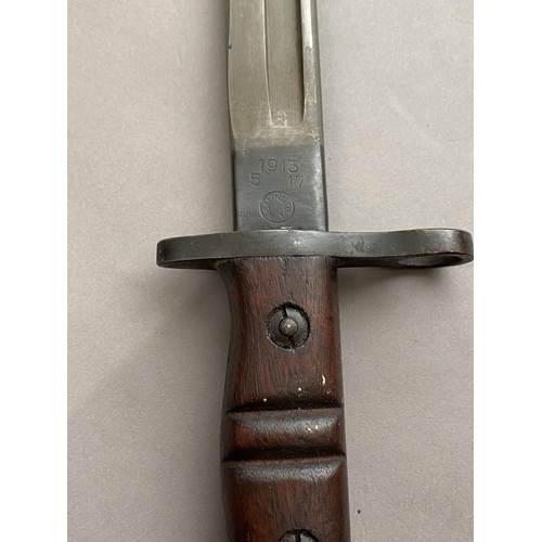 634 - A FIRST WORLD WAR 1913 REMINGTON BAYONET AND SCABBARD. With a Remington 43cm fullered blade marked 1... 