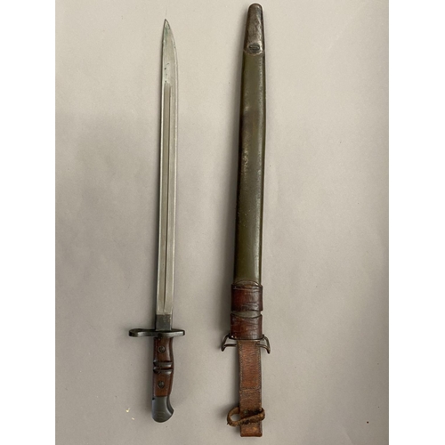 634 - A FIRST WORLD WAR 1913 REMINGTON BAYONET AND SCABBARD. With a Remington 43cm fullered blade marked 1... 