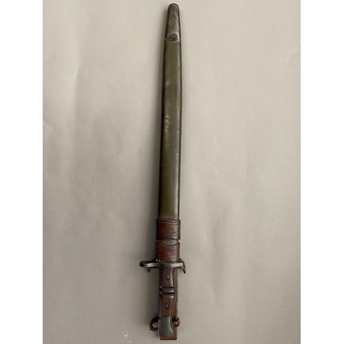 634 - A FIRST WORLD WAR 1913 REMINGTON BAYONET AND SCABBARD. With a Remington 43cm fullered blade marked 1... 