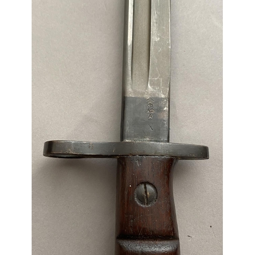 634 - A FIRST WORLD WAR 1913 REMINGTON BAYONET AND SCABBARD. With a Remington 43cm fullered blade marked 1... 