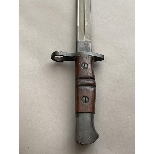 634 - A FIRST WORLD WAR 1913 REMINGTON BAYONET AND SCABBARD. With a Remington 43cm fullered blade marked 1... 