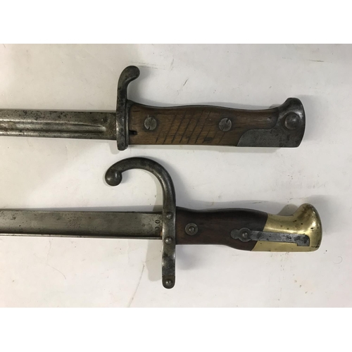 637 - A GERMAN FIRST WORLD WAR M1898 LONG BAYONET AND ANOTHER. An M1898 bayonet with a 52cm fuller and pip... 