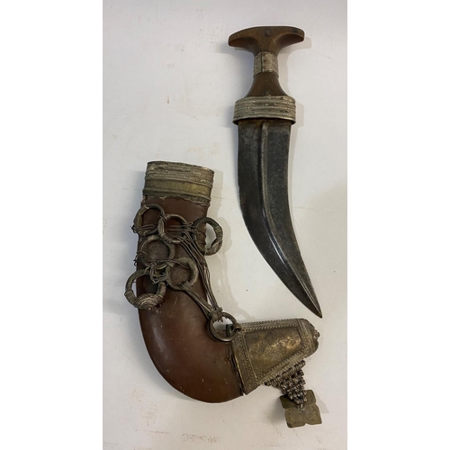 650 - AN ARBIAN KATAR TYPE DAGGER AND SHEATH. With a silver coloured wire bound horn handle and 21cm curve... 