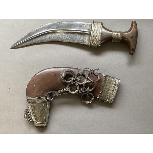 650 - AN ARBIAN KATAR TYPE DAGGER AND SHEATH. With a silver coloured wire bound horn handle and 21cm curve... 