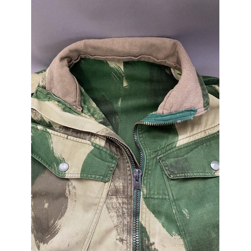 696 - A DENNISON TYPE COMBAT SMOCK, SIZE 2. With a four pocket zip front, label to the inside 'Smock Camou... 