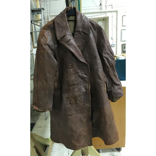 699 - AN EARLY 20TH CENTURY BROWN LEATHER FLYING JACKET AND BELT. A full length brown leather flying jacke... 