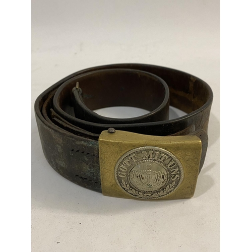 736 - A FIRST WORLD WAR IMPERIAL GEMRAN BELT BUCKLE. The buckle with crown above a wreath and below 'Gorr ... 