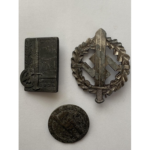 740 - A SECOND WORLD WAR PERIOD SA SPORTS BADGE. A pin backed sports badge in the form of a short sword in... 