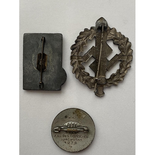 740 - A SECOND WORLD WAR PERIOD SA SPORTS BADGE. A pin backed sports badge in the form of a short sword in... 