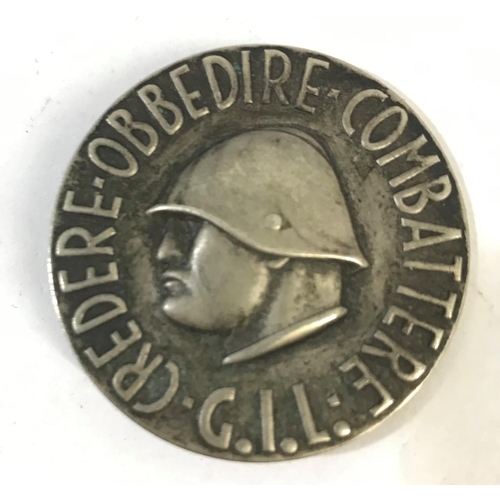 742 - AN ITALIAN FASCIST YOUTH BADGE. A circular badge with motto 'Credere Obbedire Combattere G.I.L' Beli... 