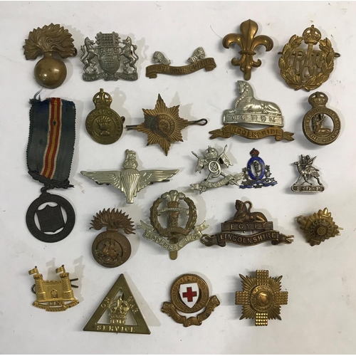 747 - A COLLECTION OF REGIMENTAL CAP BADGES AND OTHER BADGES. Cap badges for the Hertfordshire Regiment, a... 