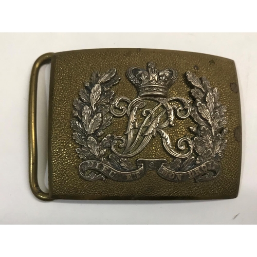 749 - A FINE VICTORIAN BELT BUCKLE AND OTHER ITEMS. A silvered and gilt belt buckle with VR beneath a Crow... 