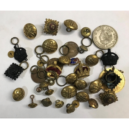 749 - A FINE VICTORIAN BELT BUCKLE AND OTHER ITEMS. A silvered and gilt belt buckle with VR beneath a Crow... 