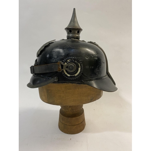 754 - A FIRST WORLD WAR GERMAN PRUSSIAN M-15 PICKELHAUBE. Of domed lacquered black leather with a detachab... 