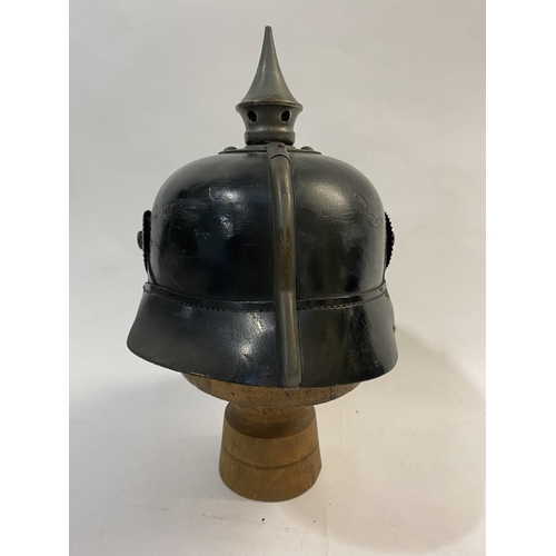 754 - A FIRST WORLD WAR GERMAN PRUSSIAN M-15 PICKELHAUBE. Of domed lacquered black leather with a detachab... 