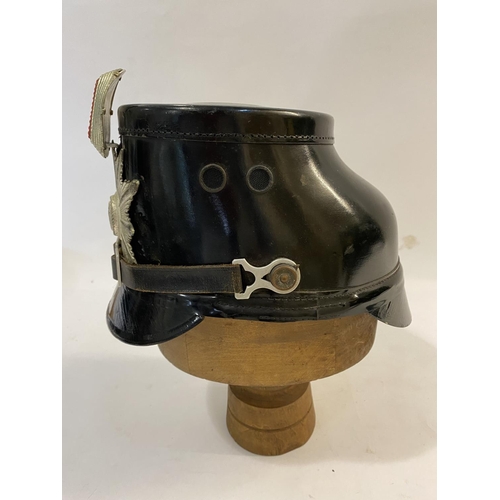 760 - A WEST BERLIN POLICE 'SHAKO' DATED 1969. A west German/West Berlin Police shako style leather helmet... 