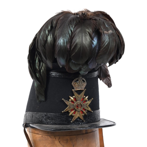 762 - AN EARLY 20TH CENTURY 'LES VOLTIGEURS DE QUEBEC' SOLDIERS SHAKO. A flat topped shako with elaborate ... 