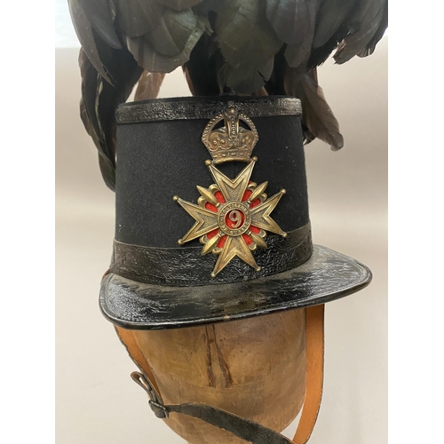 762 - AN EARLY 20TH CENTURY 'LES VOLTIGEURS DE QUEBEC' SOLDIERS SHAKO. A flat topped shako with elaborate ... 