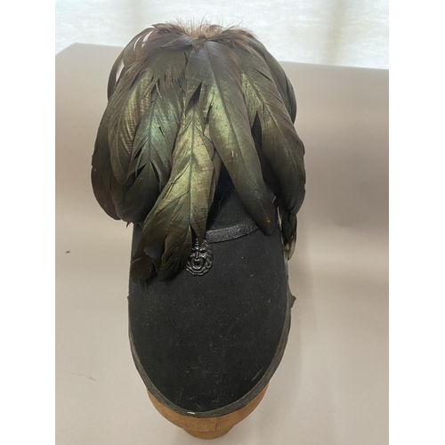 762 - AN EARLY 20TH CENTURY 'LES VOLTIGEURS DE QUEBEC' SOLDIERS SHAKO. A flat topped shako with elaborate ... 