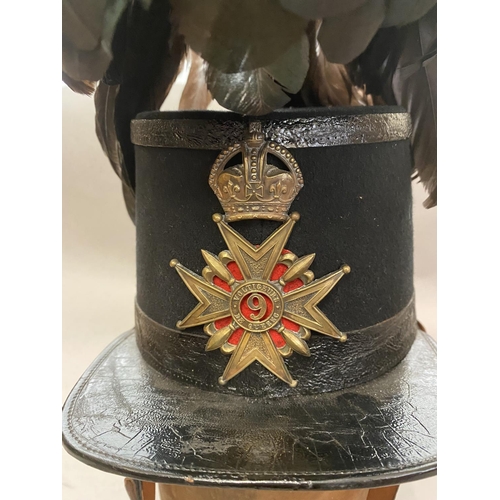 762 - AN EARLY 20TH CENTURY 'LES VOLTIGEURS DE QUEBEC' SOLDIERS SHAKO. A flat topped shako with elaborate ... 