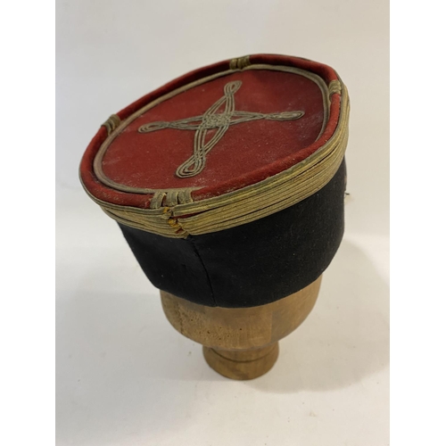 765 - A MID 20TH CENTURY FRENCH INFANTRY/STAFF OFFICERS KEPI FOR A MAJOR. A Kepi cap with red fabric top w... 