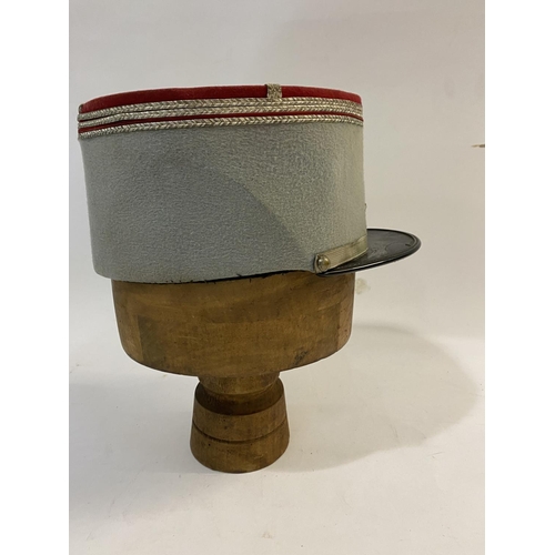 767 - A MID 20TH CENTURY FRENCH CAVALRY OFFICERS KEPI FOR A CAPTAIN. A Kepi cap with red fabric top with i... 