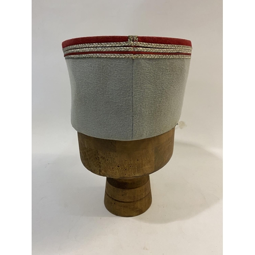 767 - A MID 20TH CENTURY FRENCH CAVALRY OFFICERS KEPI FOR A CAPTAIN. A Kepi cap with red fabric top with i... 