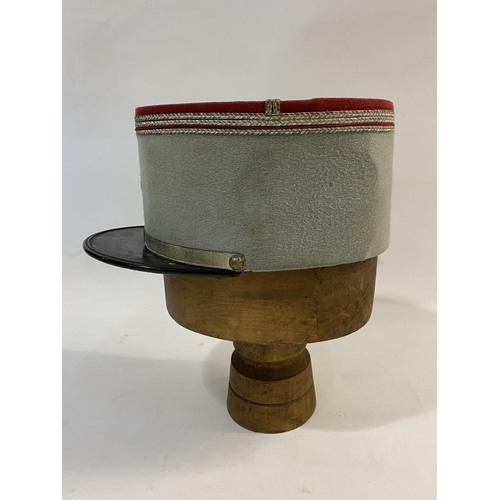 767 - A MID 20TH CENTURY FRENCH CAVALRY OFFICERS KEPI FOR A CAPTAIN. A Kepi cap with red fabric top with i... 