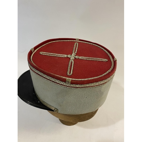 767 - A MID 20TH CENTURY FRENCH CAVALRY OFFICERS KEPI FOR A CAPTAIN. A Kepi cap with red fabric top with i... 