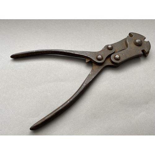 780 - A PAIR OF FIRST WORLD WAR BARBED WIRE CUTTERS. Scissor action wire cutters with three cutting blades... 