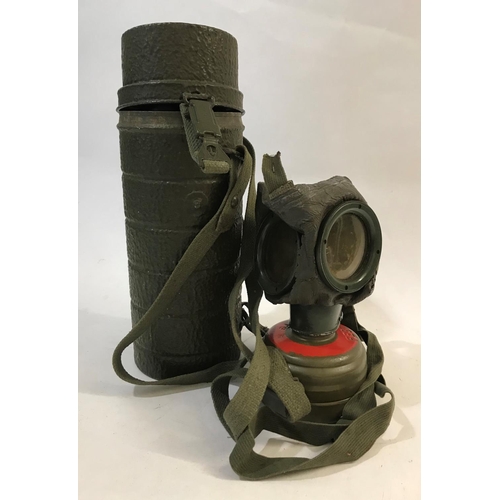 817 - A COLD WAR ERA GERMAN GAS MASK AND CONTAINER. A German gas mask with FE37 filter, the canister fitte... 