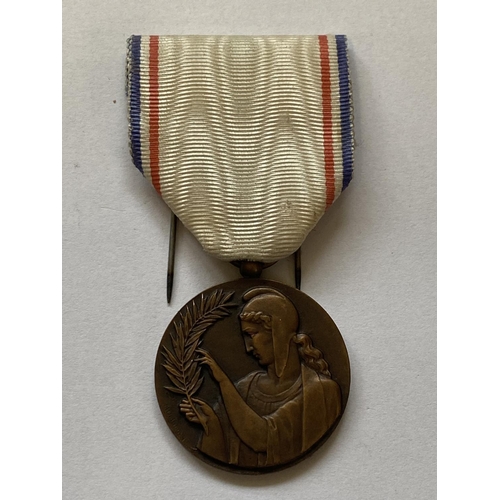 966 - A FRENCH SECOND WORLD WAR RECONNAISSANCE FRENCAISE MEDAL. A 1917 French award to civilians who had a... 