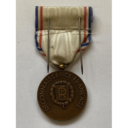 966 - A FRENCH SECOND WORLD WAR RECONNAISSANCE FRENCAISE MEDAL. A 1917 French award to civilians who had a... 