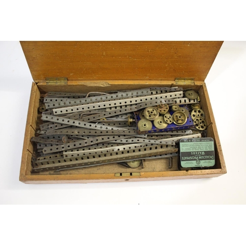 1386 - 'SIMPLIFIED MECHANICS' EARLY MECCANO SET circa 1906-1907, a very rare set comprising various early p... 