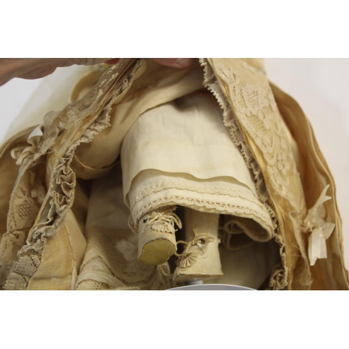 1428 - RARE JUMEAU PARISIENNE FASHION DOLL circa 1870, with a pale bisque swivel head on shoulder plate, an... 