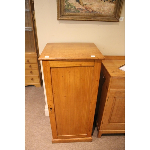 1485 - OAK COLLECTORS CABINET a late 19thc or early 20thc cabinet, with 18 internal drawers (each drawer wi... 