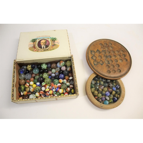 1489 - VINTAGE MARBLES & SOLITAIRE BOARD a solitaire board with a compartment underneath with a variety of ... 