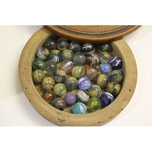 1489 - VINTAGE MARBLES & SOLITAIRE BOARD a solitaire board with a compartment underneath with a variety of ... 