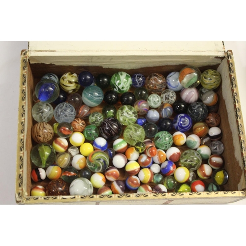 1489 - VINTAGE MARBLES & SOLITAIRE BOARD a solitaire board with a compartment underneath with a variety of ... 