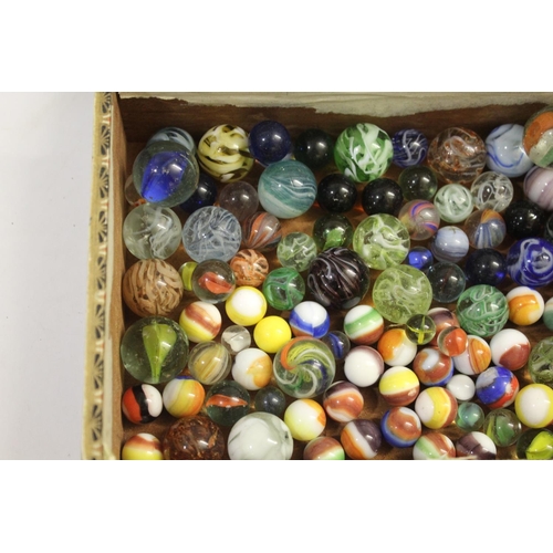 1489 - VINTAGE MARBLES & SOLITAIRE BOARD a solitaire board with a compartment underneath with a variety of ... 