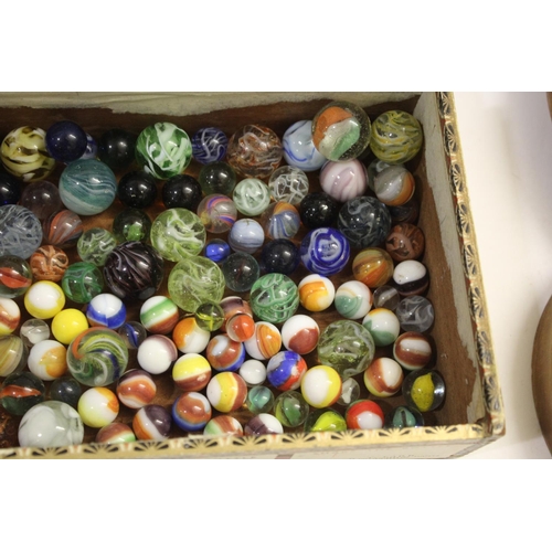 1489 - VINTAGE MARBLES & SOLITAIRE BOARD a solitaire board with a compartment underneath with a variety of ... 