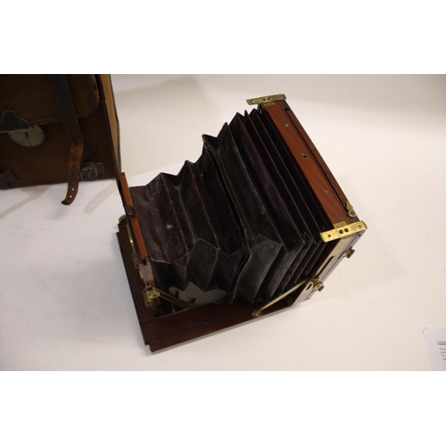 1507 - ROSS OF LONDON - PLATE CAMERA & ACCESSORIES a cased mahogany plate camera made by Ross of London and... 