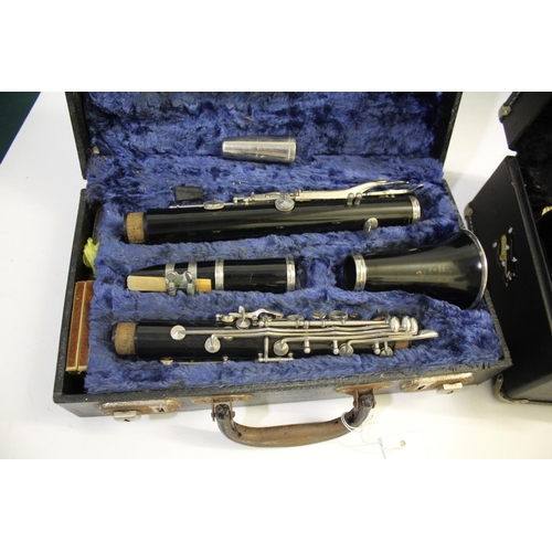 1524 - BOOSEY & HAWKES CLARINET a cased clarinet in four sections, stamped Boosey & Hawkes, London, Series ... 