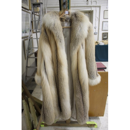 1618 - SAKS JANDEL (WASHINGTON) AMERICAN FUR COAT a full length fox fur coat with silk lined interior, UK s... 