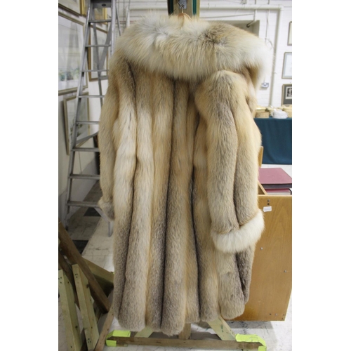 1618 - SAKS JANDEL (WASHINGTON) AMERICAN FUR COAT a full length fox fur coat with silk lined interior, UK s... 