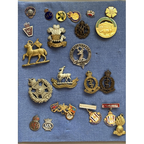 1094 - A COLLECTION OF CAP BADGES AND BUTTONS. A Mine Clearance Service badge, Cameron Highlanders badge, a... 