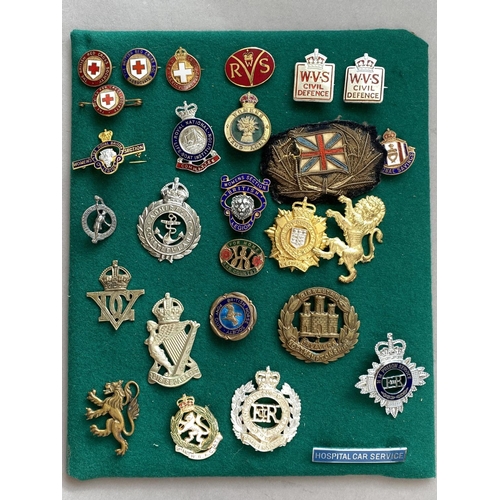 1094 - A COLLECTION OF CAP BADGES AND BUTTONS. A Mine Clearance Service badge, Cameron Highlanders badge, a... 