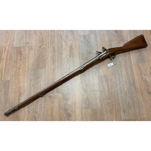 530 - A SHORT LAND PATTERN 'BROWN BESS'. With a 106cm (42inch) barrel with ram rod below, with flintlock a... 