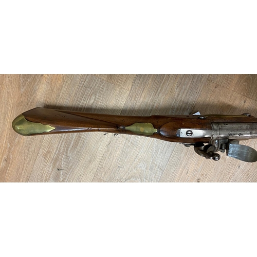 530 - A SHORT LAND PATTERN 'BROWN BESS'. With a 106cm (42inch) barrel with ram rod below, with flintlock a... 