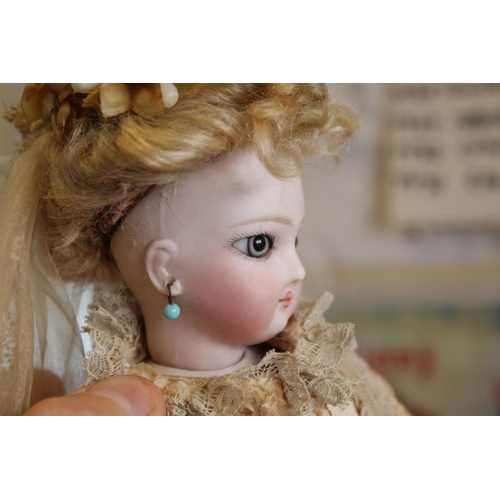 1428 - RARE JUMEAU PARISIENNE FASHION DOLL circa 1870, with a pale bisque swivel head on shoulder plate, an... 